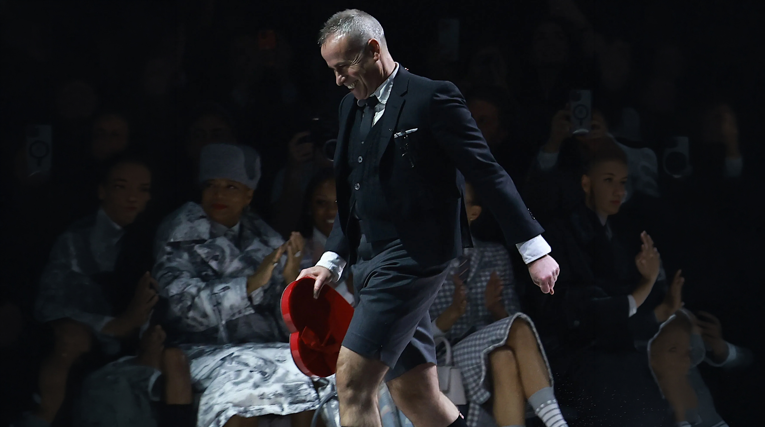 Thom Browne San Francisco FW26 defilesi Amerikan futbolu estetiği