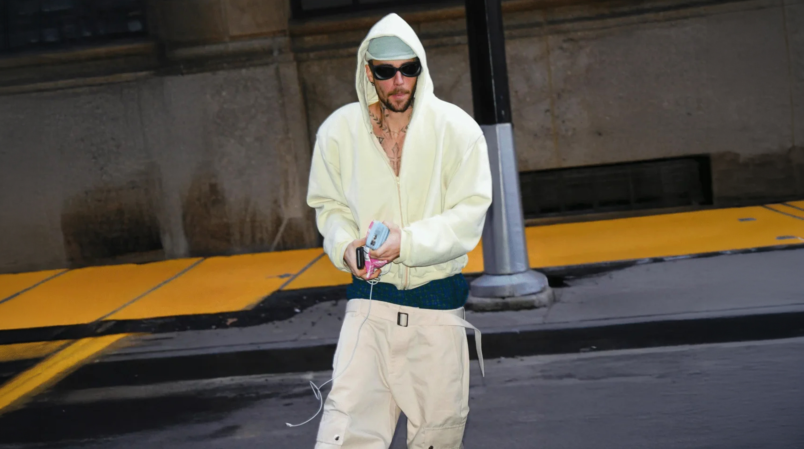 Justin Bieber SKYLRK koleksiyonu lifestyle ürünleri bereler ve telefon kılıfları