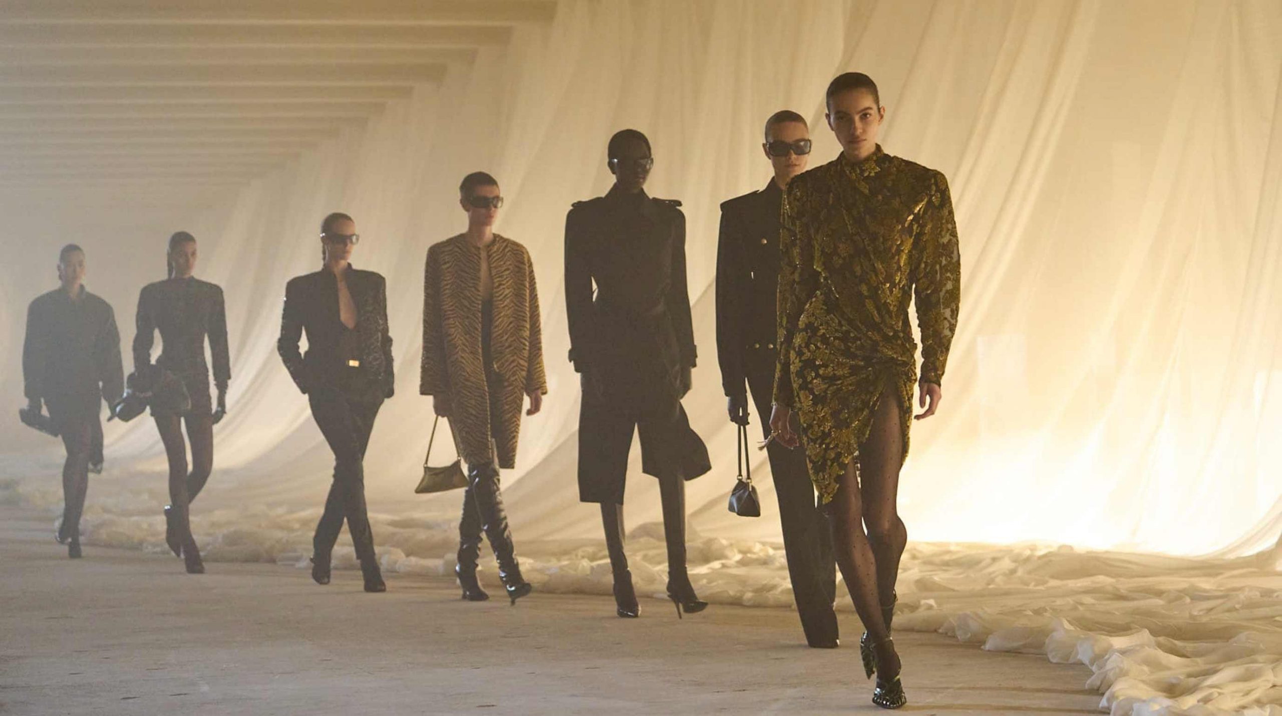 Antonin Tron Balmain FW26 defilesi karanlık silüetler ve dökümlü kumaşlar